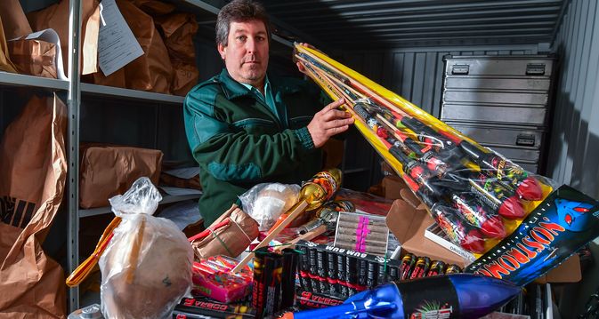 Zollamtmann Detlef Ungibauer vom Hauptzollamt Frankfurt (Oder) zeigt einen kleinen Teil des bisher beschlagnahmten Silvester-Feuerwerks aus Polen. In einem speziellen Container lagern einige hundert Kilogramm Silvester-Feuerwerk, das in Deutschland verboten ist.