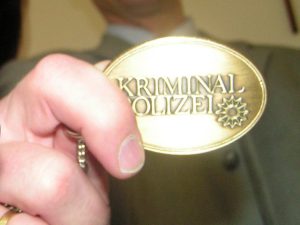 Neben einem Ausweis verfügt die Kripo auch über solche Dienstmarken - auf der Vorderseite mit Schriftzug "Kriminalpolizei" und Polizeistern. Auf der Rückseite sind Landeswappen und Dienstnummer eingraviert. 