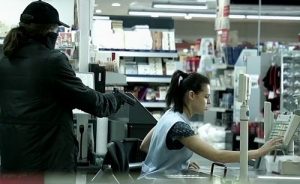 Szenenfoto aus XY: Die Täterin bedroht die Kassiererin und erbeutet die Tageseinnahmen des Supermarkts.