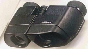 Ein schwarzes Nikon-Fernglas