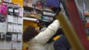 Ein vermummter Mann greift eine Frau in einer Postfiliale mit einer Reizgas-Sprühdose an und ringt sie zu Boden.
