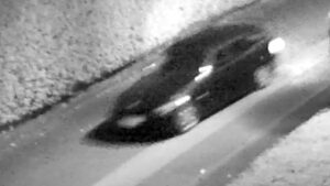 Ein dunkles Auto, das in Tatortnähe von Überwachungskameras aufgenommen wurde.