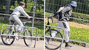 Links: Ein Mann mit weißer Anzughose und Hemd steigt auf ein blaues Fahrrad. Rechts: Ein Mann mit blauem Hut, weißer Handwerkerhose und Rucksack flüchtet vom Tatort.