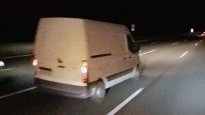 Der weiße Kleintransporter, der einen tödlichen Unfall auf der A3 verursacht hat.