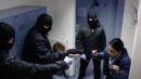Mehrere maskierte und mit Pistolen bewaffnete Räuber bedrohten zwei Frauen.