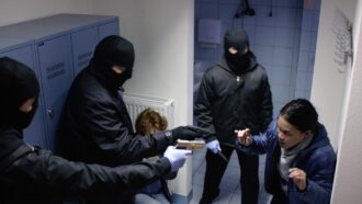 Mehrere maskierte und mit Pistolen bewaffnete Räuber bedrohten zwei Frauen.
