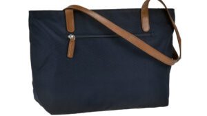 Eine blaue Handtasche mit braunen Henkeln.