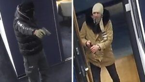 Die Aufnahme der Überwachungskamera zeigt die beiden maskierten Männer. Einer mit einer Dose Reizgas in der Hand. Der andere hat eine Schreckschusspistole in der Hand.