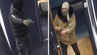 Die Aufnahme der Überwachungskamera zeigt die beiden maskierten Männer. Einer mit einer Dose Reizgas in der Hand. Der andere hat eine Schreckschusspistole in der Hand.
