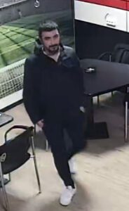 Der gesuchte Zeuge: Er ist ca. 1 Meter 80 groß, hat dunkle Haare und einen dunklen Vollbart.