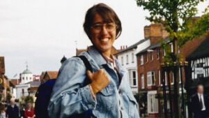 Amy Lopez im Jahr 1994. Sie ist in Denim gekleidet.