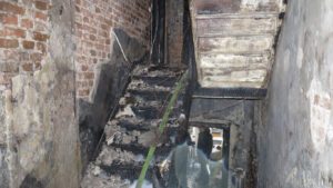 Das völlig ausgebrannte Treppenhaus mit nackten Wänden nach dem Brand in Köln 2018.