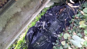 Ein herrenloser Koffer, eingewickelt in schwarzen Plastiktüten.