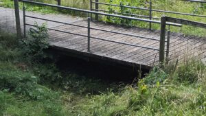 Eine kleine Fußgängerbrücke aus Holz.