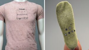Die Kleidung der Toten: Links: Ein rosafarbenes, leicht transparentes T-Shirt mit dem Aufdruck „Welcome everyday with positive energy and vibe; Rechts: Grüne Socken mit rutschfesten Noppen