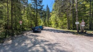Ein Wanderparkplatz am Fuße eines bewaldeten Berges in Ruhpolding.