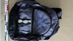 Ein Rucksack der Stadtwerke Tübingen, bei dem das Logo mit blauem Stift angemalt wurde.