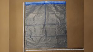 Ein bläulich transparenter Müllbeutel.