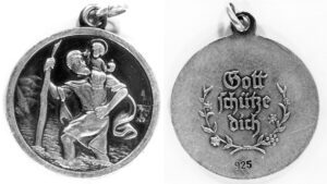 Dieses Medaillon könnte Marion Baier ihrem Mörder abgerissen haben.