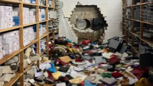 Den Tresorraum hinterließen die Täter als Trümmerfeld.