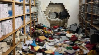 Den Tresorraum hinterließen die Täter als Trümmerfeld.