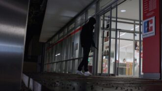 Ein vermummter Mann tritt in eine Sparkassenfiliale ein. Er hält ein Messer in der Hand.