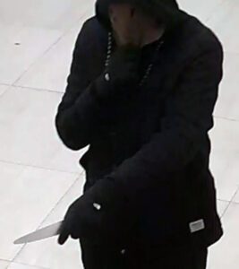 Der Täter während der Tat.