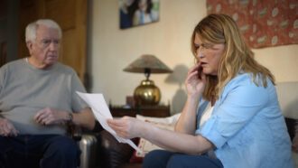 Ein altes Ehepaar begutachtet eine Zahlungsaufforderung. Es ist der Auslöser für das Verschwinden des Mannes.