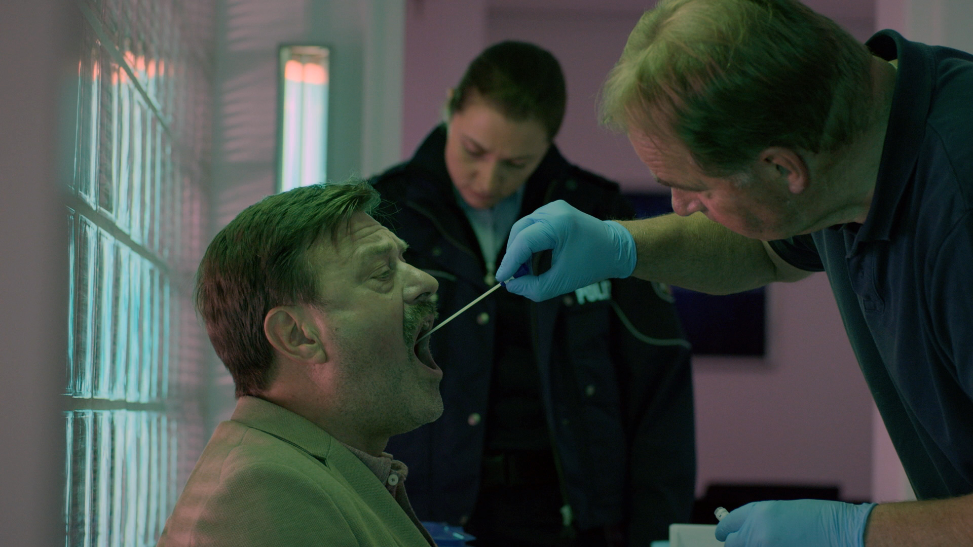 Ein Mann kriegt einen Wangenabstrich im Zuge einer DANN-Reihenuntersuchung.