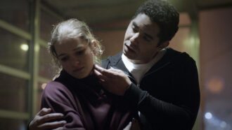 Ein Mann belästigt eine Teenagerin. Sie ist eines seiner vielen Opfer.