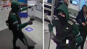 Ein Mann im grünen Jogging-Anzug auf den Bildern einer Überwachungskamera. Mit der Waffe in der Hand gibt er dem Personal Anweisungen.