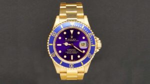 Eine Rolex-Armbanduhr mit lilafarbenem Ziffernblatt und lilafarbener Lünette.