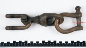 Die Schäkel Konstellation, die an der Rettungsweste des Opfers befestigt war. Ein U-Profil und ein Hufeisenprofil.