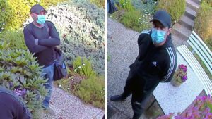 Die Gesuchten warten vor der Tür. Links ein Mann mit schwarzer Kappe, blauem Mundschutz, schwarzem Longsleeve und Jeans, sowie Gummihandschuhen. Rechts ein Mann mit schwarzer Kappe, schwarzem Adidas Anzug mit weißen Streifen und hellblauem Mundschutz.