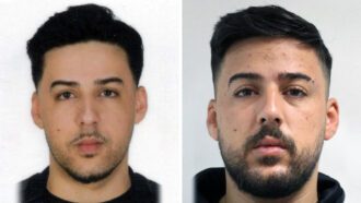Portraits eines 23-jährigen Mannes mit dunklen Augen und schwarzen Haaren – Muhammet Acar. Nach ihm sucht die Polizei.
