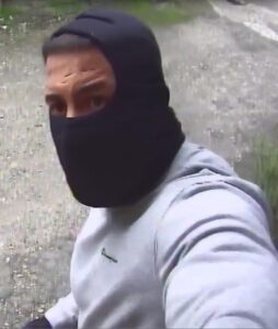 Einer der Täter hat auffällige Narben auf der Stirn, die jemand wiedererkennen könnte.