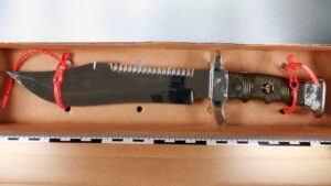 Das Messer, mit dem der Taxifahrer verletzt wurde: Ein sogenanntes Rambo-Messer mit 21 Zentimeter langer Klinge.