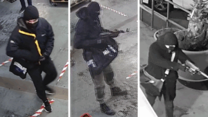 Diese Männer werden wegen des Raubüberfalls gesucht.