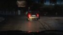 Eine junge Frau steht an einem Auto.