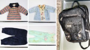 Einige der Kleidungsstücke, die das Baby von Dortmund trug und der Rucksack, in dem es gefunden wurde.