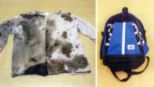 Das Baby in Krefeld wurde in diesen Pullover gewickelt und in diesen Rucksack gelegt.