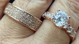 An der Hand der Geschädigten befinden sich zwei Ringe aus Roségold. Zudem: die geraubte Damen-Umhängetasche