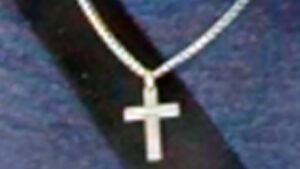 Die geraubte Silberhalskette mit silbernem Kreuz