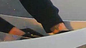 Am Arm eines Gesuchten ist ein Tattoo zu sehen.