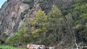 Die Begerburg in Dresden-Dölzschen liegt an einem Steilhang. Unterhalb davon wurde im April 2026 ein Knochen von Corina Niemand gefunden.
