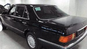 Ein schwarzer Mercedes 500 der Baureihe W126.
