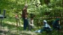 In einem Wald wurde die Leiche eines Babys gefunden. Die Polizei beginnt die Arbeit am Fundort.