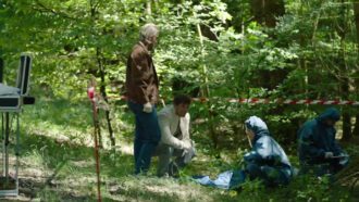 In einem Wald wurde die Leiche eines Babys gefunden. Die Polizei beginnt die Arbeit am Fundort.