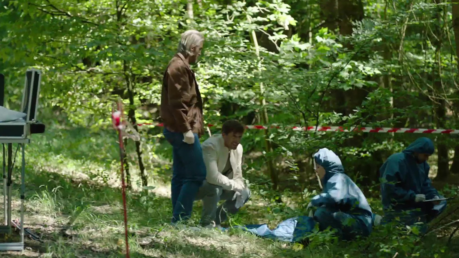 In einem Wald wurde die Leiche eines Babys gefunden. Die Polizei beginnt die Arbeit am Fundort.